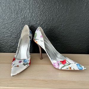 GUESS Carrie2 pointed toe white and floral heels-7.5